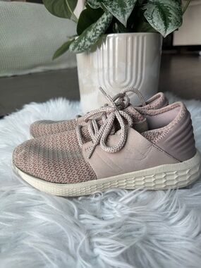 Women's New Balance Pink Knit runners